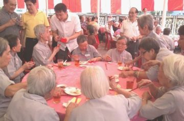 招待养老院老人家聚餐2