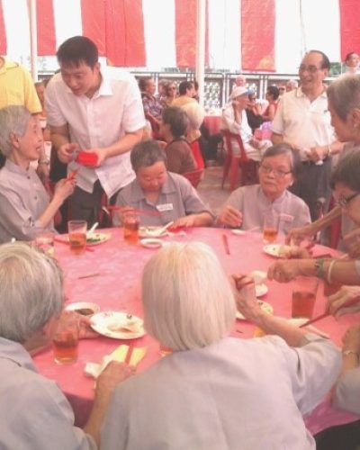 招待养老院老人家聚餐2